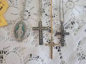 lot 22 image: Religious Pendent & Rosery Group