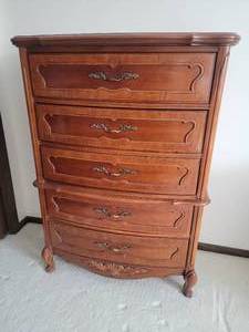 lot 2 image: Vintage 5 Drawer Dresser by Bassett