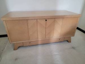 lot 4 image: Amazing Blonde Cedar Chest by Lane