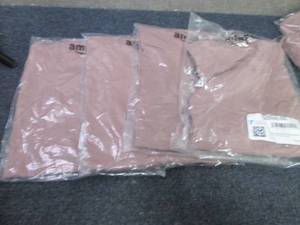lot 68 image: 4 Large Mens Goodthreads Crew Neck ...