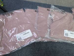 lot 69 image: 4 Large Mens Goodthreads Crew Neck ...
