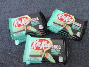 lot 250 image: 12- 1.5 oz Kit Kat Duos...