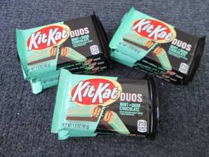 lot 251 image: 12- 1.5 oz Kit Kat Duos...