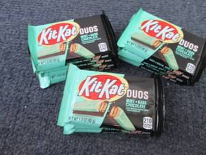 lot 253 image: 12- 1.5 oz Kit Kat Duos...
