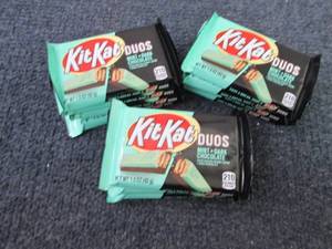 lot 254 image: 12- 1.5 oz Kit Kat Duos...