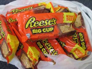 lot 261 image: 12- 2.8 oz Reeses Big Cup...