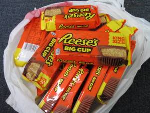 lot 262 image: 12- 2.8 oz Reeses Big Cup...
