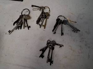 lot 1395 image: Lot of (25) Keys