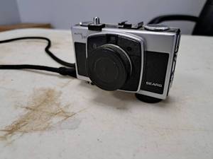 lot 1404 image: Vintage Sears Auto 35 Camera