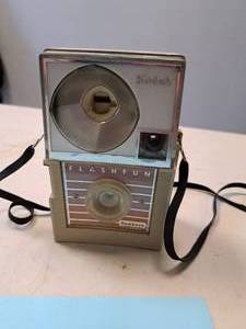lot 1409 image: Vintage Kodak Hawkeye Camera