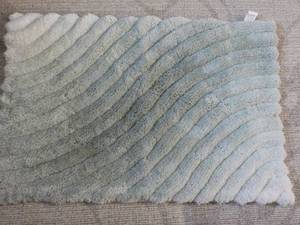 lot 3 image: 24 x 36 Accent Rug...