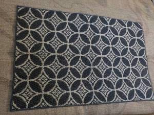 lot 12 image: Eden Accent Rug 29 x 46...