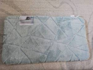 lot 13 image: Riveria Home Ultra Plush Spa Rug 20...