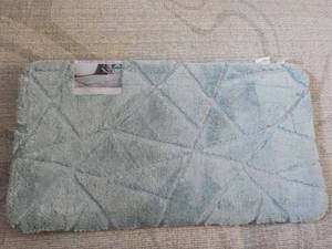 lot 14 image: Riveria Home Ultra Plush Spa Rug 20...