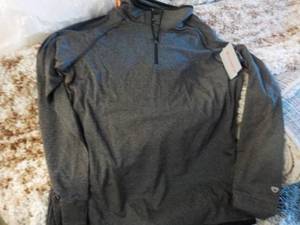 lot 132 image: 5 pcs Colosseum Tops size Large...
