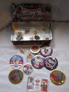 lot 522 image: Tin with several Twins buttons...