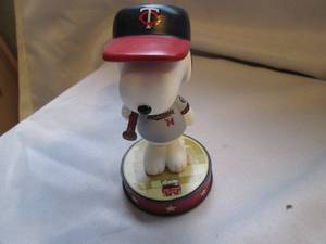 lot 594 image: Snoopy in Twins gear 6 statue...
