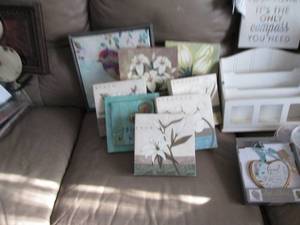 lot 302 image: Lot of wall decor and inspiration...