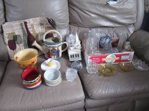 lot 324 image: Lot of decorative glassware vases a...