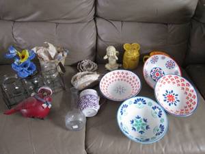 lot 326 image: Lot of home decor mugs and more...