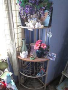lot 328 image: Lot of angels and home decor shel...