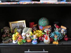lot 335 image: Shelf full of decor...