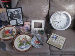 lot 348 image: Lot of home decor, glass art and mo...