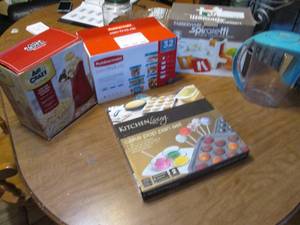 lot 374 image: New food storage containers and cak...