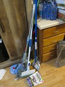 lot 377 image: Rodent control and cleaning supplie...