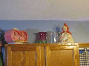 lot 381 image: Vintage cookie jars and glassware...
