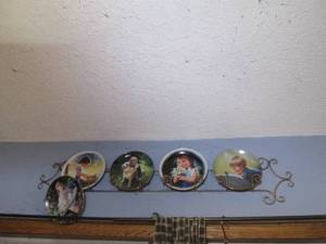 lot 382 image: Wall plate holder with 5 collector ...