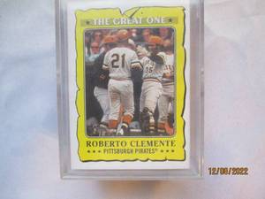 lot 655 image: Large stack of baseball cards in cl...