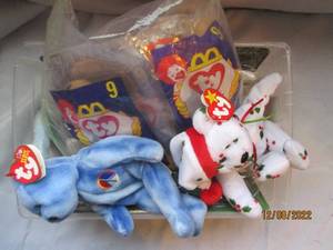 lot 682 image: TY Beanie Baby collection with 8 b...
