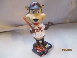 lot 688 image: All-Star T.C. Bear painted bobble h...