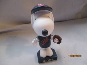 lot 691 image: Twins Snoopy Bobble head...