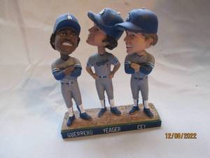 lot 704 image: Guerrero, Yeager, Cey 3-part bobble...
