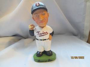 lot 724 image: Harmon Killebrew painted bobble hea...