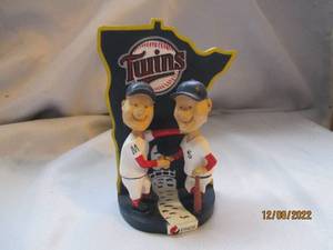 lot 732 image: Twin Cities handshake bobble head...