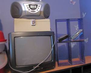 lot 32 image: 13 Sanyo TV, Audiovox AMFM CDCas...