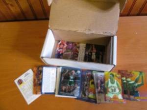 lot 495 image: Medium Sleeve of collectable tradin...