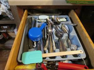 lot 386 image: Items from 4 kitchen drawers. Silve...