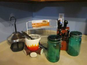 lot 392 image: Misc kitchen lot. Knife set looks l...