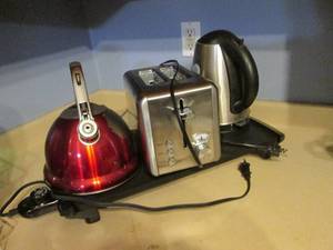 lot 394 image: 4 item lot. Electric griddle, toast...