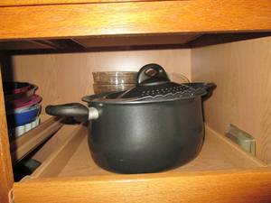lot 404 image: Pot with draining lid, 2 glass pamp...