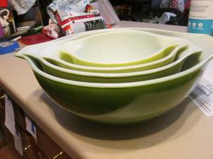 lot 405 image: Set of 4 nesting Pyrex bowls. In gr...