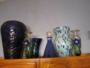 lot 408 image: 6 piece lot of glass ware blue, hug...