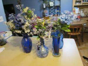 lot 413 image: Lot of 3 vases and a blue glass bot...