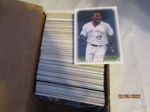 lot 871 image: Joe Carter box of baseball cards...