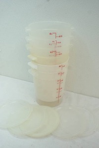 lot 77 image: 4 quart cambro ,lids