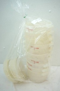 lot 78 image: 2 quart cambro , lids